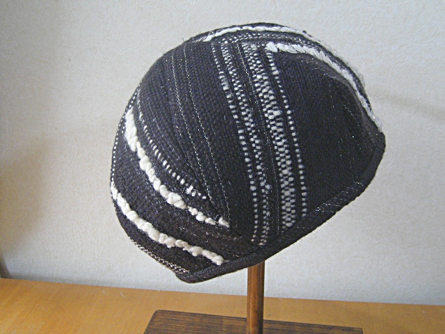 手織り・黒白と金糸のベレー帽